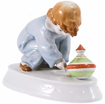 Скульптура Ребенок с волчком фарфор, Жолнаи (Zsolnay) Печ Венгрия сер. ХХ в. 15,5х12 см. Печ 