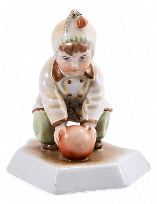 Скульптура Девочка с мячом фарфор, Жолнаи (Zsolnay) Печ Венгрия 1970-е гг. 13,5 см. Печ 