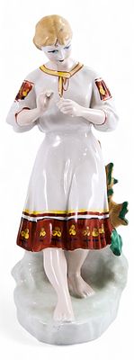 Скульптура Гадание на ромашке фарфор, Полонский ЗХК Полонное УССР 1950-60-е гг. Н-29 см. Полонск 