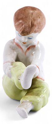 Скульптура Девочка, натягивающая гамаши фарфор, Акуинкум (Aquincum) Венгрия сер. ХХ в. Н-9,7 см. 