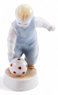 Скульптура Мальчик с мячом фарфор, Жолнаи (Zsolnay) Печ Венгрия сер. ХХ в. Н-11,2 см. Печ 
