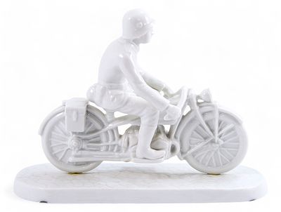 Скульптура Немецкий мотоциклист Вермахт фарфор, Neundorf Германия кон. ХХ в. 16,2x22,5 см. Neund 