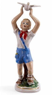 Скульптура Пионер с голубем фарфор, КЭКХЗ Киев кон. ХХ в. Н-22,8 см. Киевский экспериментальный 