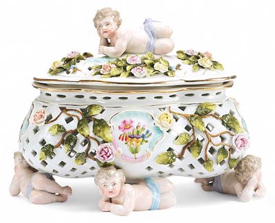 Шкатулка &laquo;Пять путти&raquo;. Зитцендорф1-я половина XX векафарфор, литье, лепка, роспись, золочение19 