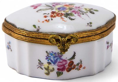 Шкатулка в стиле рококо фарфор, Франция 1939 г. 3х5,7 см. Францияоколо 1939 гфарфор, латунь3 см 