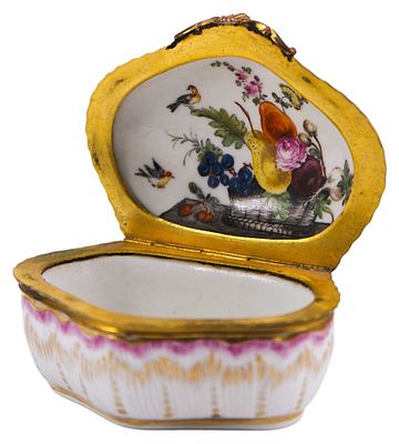 Шкатулка-табакерка в стиле рококо фарфор, Франция 3,5x4,6 см. Франция (?)конец XIX— первая 