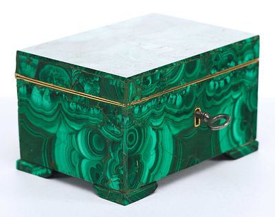 Малахитовая шкатулка. ЕкатеринбургСередина XIX векамалахит, металл, латунь7 см х 11,7 