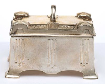 Шкатулка из метала. ЕвропаНачало XX векаметалл, штамп9 см х 14 смПредставлена шкатулка, дизайн 