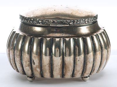 Шкатулка округлой формы с крышкой. Будапешт, Австро-ВенгрияКонец XIX векасеребро 800, штамп8 см 