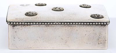 Шкатулка украшенная изображением пяти древнеримских денариев. ШвецияНачало XX векасеребро 800 