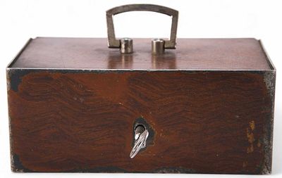 Шкатулка-сейф. начало XX векаметалл; штамп, монтировка, покраска8 см х 17 смПредставлена 