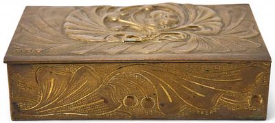 Шкатулка &laquo;Окутанная листвой&raquo;. Европаначало ХХ векабронза, литье, гравировка, дерево5,1 см х 18,6 