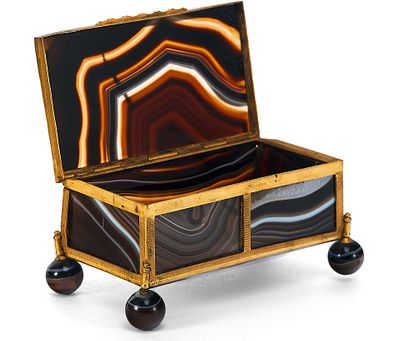 Шкатулка. Европа. ЕвропаВторая четверть XX векаагат, медный сплав, штамп, полировка5 см х 10,7 