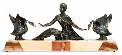 Скульптура &laquo;Девушка и лебеди&raquo;. ЕвропаВторая четверть XX векаметалл, штамп, серебрение; мрамор25 