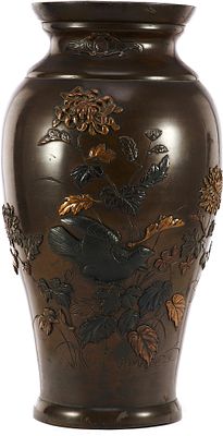 Ваза Птица и хризантемы бронза Япония кон. 19 в. Японияконец XIX- начало XX ввбронза, литье 