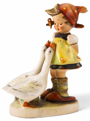 Скульптура &laquo;Девочка и два гуся&raquo;. М. I. Hummelк.Германия. Гебель.1950-1956 ггфарфор; роспись13,5 