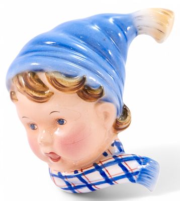 Панно Голова мальчика в синей лыжной шапке фаянс, Thomasch Австрия 1950-60е гг. Н-11 см. Ausf&uuml;hr 