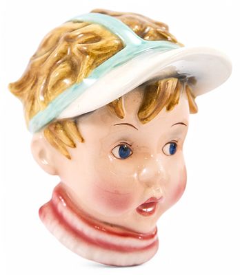 Панно Голова мальчика в голубом козырьке фаянс, Thomasch Австрия 1950-60е гг. Н-10,5 см. Ausf&uuml;hr 