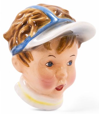 Панно Голова мальчика в синем козырьке фаянс, Thomasch Австрия 1950-60е гг. Н-10,5 см. Ausf&uuml;hrun 