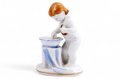 Скульптура &laquo;Умывание&raquo; (&laquo;Девочка с тазиком&raquo;). Автор: Г. С. Столбова Художник: Е.Н Лупанова.СССР 