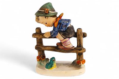 Скульптура Мальчик с лягушкой фарфор, Гебель (Goebel) Германия 1960-63-е г. H-9,5 см. Гебель 