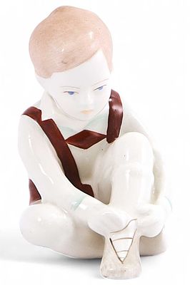 Скульптура &laquo;Мальчик, шнурующий ботинок&raquo;. Акуинкум, Венгриявторая половина XX векафарфор; литье 