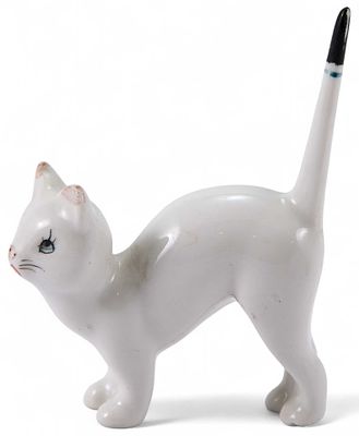 Скульптура Белая кошка фарфор, Европа втор. пол. ХХ в. Н-9 см. ЕвропаХХ векфарфор9 см х 