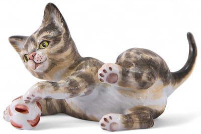 Скульптура Котенок с мячиком фарфор, Аугартен (Augarten) Австрия 1990-е гг. Н-4,2 см. Аугартен 