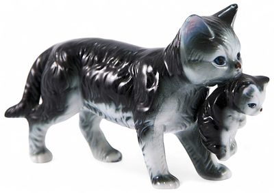 Скульптура Кошка с котенком в зубах серая, фарфор, Европа 1960-80-е гг. 15х9 см. Германия (?)ХХ 