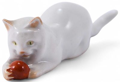 Скульптура &laquo;Кошка с мячиком&raquo;. Печ, Венгрия1970-ггфарфор, роспись9,8 см х смФарфоровая скульптура 