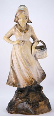 Скульптура &laquo;Девочка с корзиной&raquo;. ЕвропаНачало XX векатерракота; лепка, тонировка42 см х 