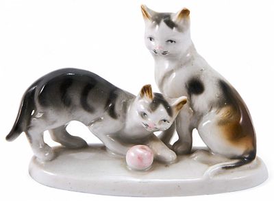 Скульптура Две кошки с клубком фарфор, Wagner & Apel Германия втор. пол. ХХ в. Н-8,2 см. Липпель 