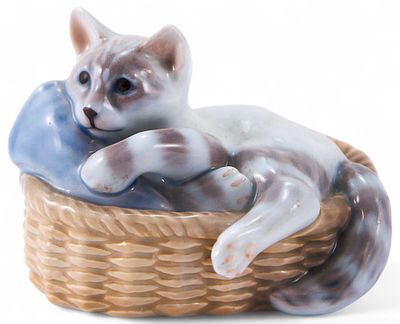 Скульптура Котенок в корзинке фарфор, Royal Copenhagen Копенгаген, Дания кон. ХХ в. Н-7,6 см. Ко 
