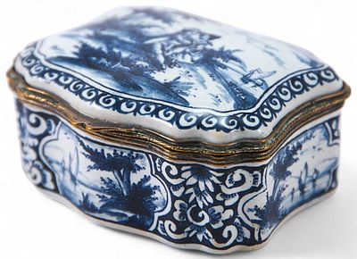 Шкатулка в стиле рококо фарфор, Англия кон. XIX в. 4,5x7,4 см. Великобритания (?)конец XIX — 