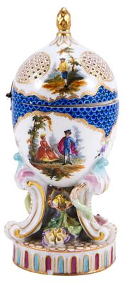 Шкатулка-яйцо с куртуазными сценами фарфор S&auml;chsische Porzellan-Manufaktur кон. XIX в. Н-17,5 см. 