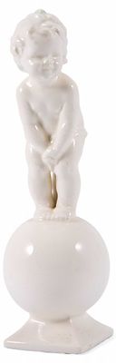 Малыш на шаре. Кацухетте, Германия1941-1958 ггфаянс, глазурь15,2 см х смСкульптура маленького 