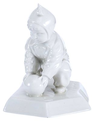 Статуэтка &laquo;Ребенок с мячом&raquo;. Европа1-я половина XX векафарфор, глазурь13,5 см х смСтатуэтка 