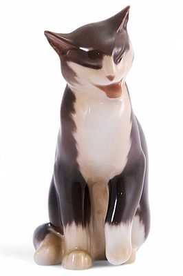 Скульптура Кот умывается фарфор, Bing & Grondahl Дания 1970-83 гг. H-16 см. Копенгаген 