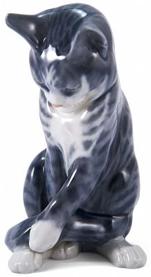 Скульптура Котенок, играющий с хвостом фарфор, Royal Copenhagen Копенгаген, Дания 1969-74 гг. 