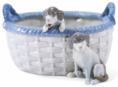 Щенята в корзине фарфор, Фрица Пфейффер в Готе нач. ХХ в. 12,8x12x7,8 см. Гота, Тюрингия 