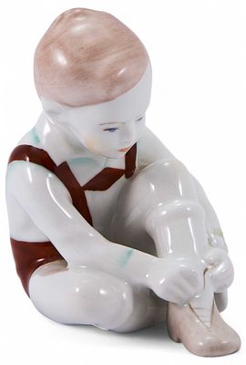 Скульптура фарфоровая &laquo;Мальчик, шнурующий ботинок&raquo;. Акуинкум, ВенгрияВторая половина XX 