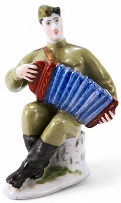 Скульптура &laquo;Гармонист&raquo; (&laquo;Василий Теркин&raquo;). скульптор - С.Б. Велихова, художник - Е.Н. 