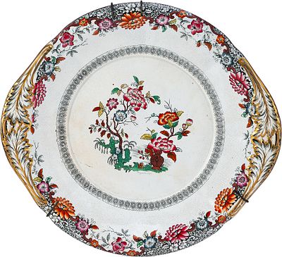 Тарелка настенная в стиле шинуазри. ФранцияХVIII век(?)фарфор, золочениеРазмер: 33,5x36,5 см х 