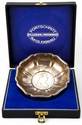 Розетка с талером Марии Терезии. Вена, Австрияпосле 1922 гсеребро 833, литье, чеканка2,5 см х 10 