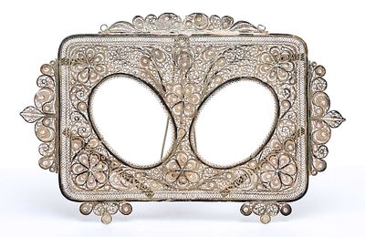 Рамка для двух фото. РоссияXIX вексеребро, скань, пайка13,4 см х 20,6 смПредставлена серебряная 