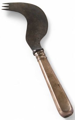 Сырный нож. Россияпосле 1908 гсеребро 84,сталь, штамп22,3 см х смПредставлен сырный нож с 