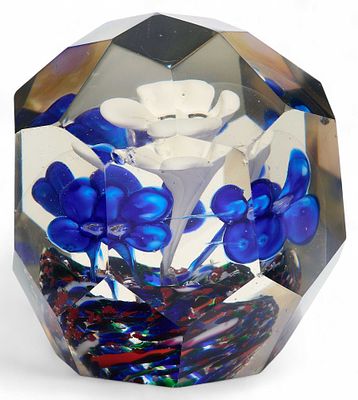 Пресс-папье с цветами. РоссияНачало XX векастекло, литье, гранение9,5 см х смПресс-папье 