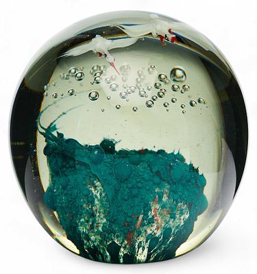 Пресс-папье &laquo;Журавли&raquo;. Мурано1950-ггстекло, литьё7,9 см х смСтеклянное пресс-папье в форме шара. 