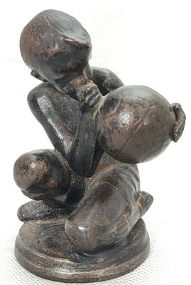 Скульптура "Мальчик дует мяч". Чугун. Касли 1963г. СССР