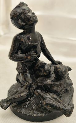 Скульптура "Мальчик кормит голубей". Чугун. СЧЛЗ. Свердловск 1980е гг. СССР